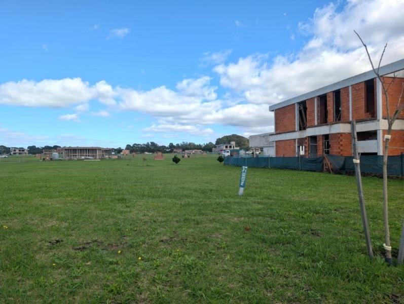 Lote ubicado en Barrio Pradera, Casonas del Harás. El terreno dispone de una superficie total de 692m2 aproximadamente.