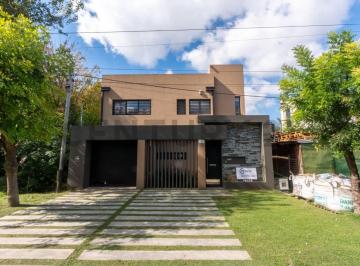 Casa · 160m² · 5 Ambientes · 2 Cocheras · Casa en Venta