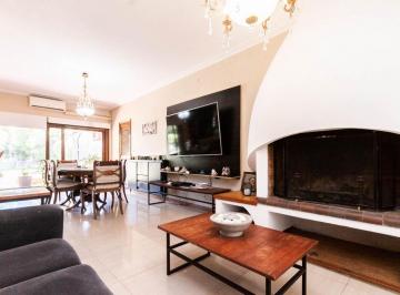 Casa de 5 ambientes, Lomas de Zamora · Venta Casa 4 Ambientes con Quincho Pileta y Parque Apta Credito en Banfield Este