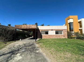 Casa · 672m² · 4 Ambientes · 1 Cochera · Campos de Esther
