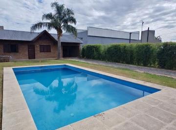 Casa · 50m² · 2 Ambientes · 1 Cochera · Casa con Piscina Sobre Av