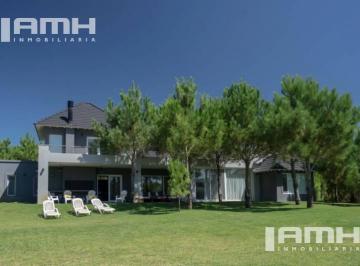 Casa · 286m² · 5 Ambientes · 2 Cocheras · Casa en La Herradura Categorica en Venta Pinamar de La Cincha