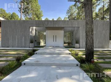 Casa · 200m² · 5 Ambientes · Casa en Venta Pinamar Norte Categórica