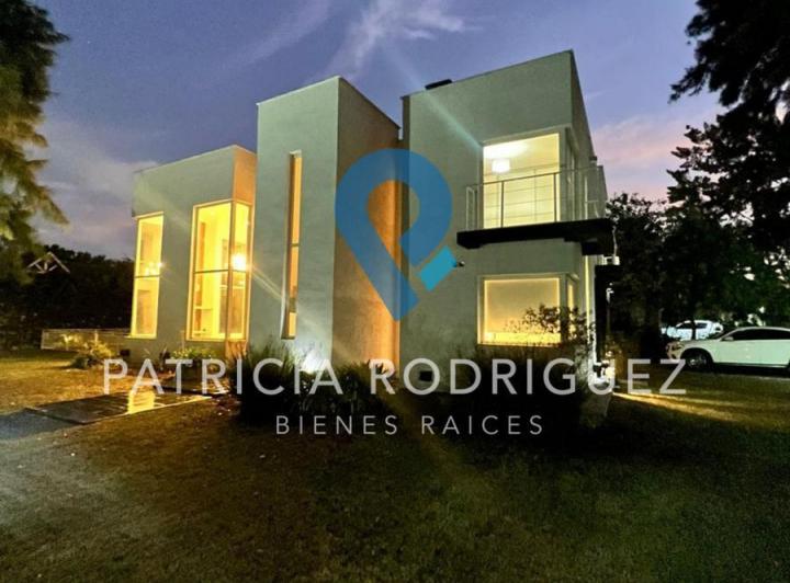 Casa · 270m² · 4 Ambientes · 2 Cocheras
