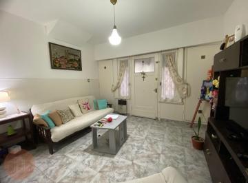 PH · 94m² · 3 Ambientes · 1 Cochera · Venta - PH 3 Ambientes Al Frente con Garage Zona La Perla