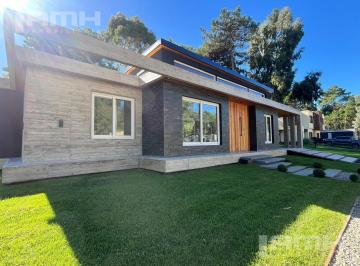 Casa · 210m² · 4 Ambientes · 1 Cochera · Casa Venta Alamos II Pinamar V5 del Garzas y Sotavento