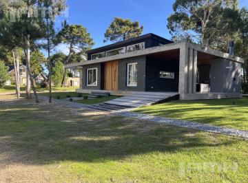 Casa · 210m² · 4 Ambientes · 1 Cochera · Casa Venta Alamos II Pinamar V5 del Garzas y Sotavento
