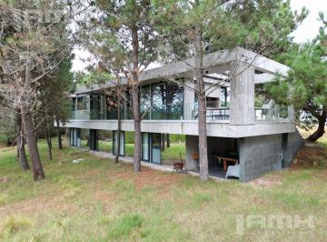 Casa · 219m² · 8 Ambientes · Casa en Venta Costa Esmeralda
