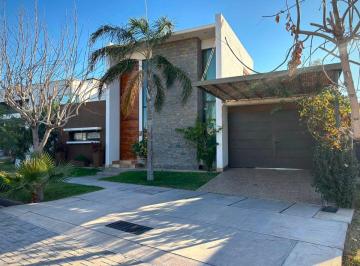 Casa de 5 ambientes, Villa Nueva · Venta de Casa en Barrio Privado Las Candelarias