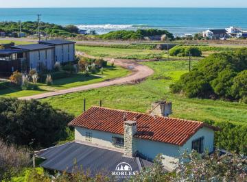 Casa · 220m² · Casa a Reciclar en Excelente Lote a m del Mar