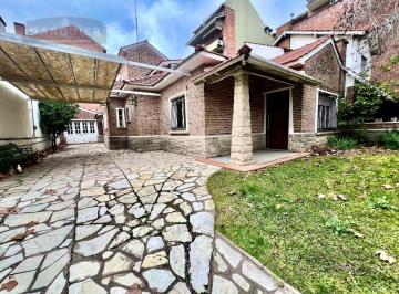 Oficina comercial · 326m² · 5 Ambientes · 3 Cocheras · Casa en Adrogue en Excelente Ubicacion