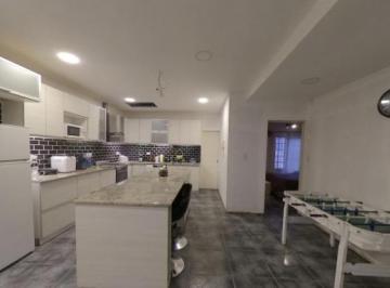 Casa · 390m² · 7 Ambientes · 1 Cochera · Dos Casas con Pileta y Quincho! Banfield!