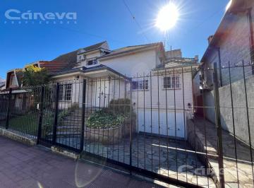 Casa · 353m² · 7 Ambientes · 2 Cocheras · Espectacular Casa con Jardin y Pileta