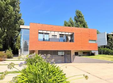 Casa · 315m² · 5 Ambientes · Importante Chalet Sobre Lote de 936 m² - Rumenco