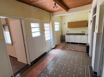 Casa de 3 ambientes, Rosario · 2 Dorm. y Patio en Alberdi!