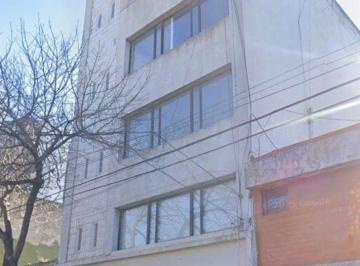 Edificio de 15 ambientes, Parque Patricios · Edificio de 3 Pisos de Oficinas en Parque Patricios