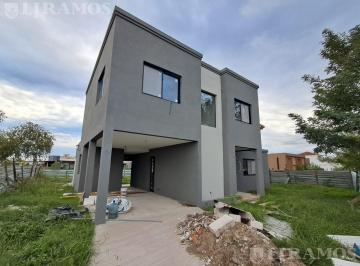 Casa · 135m² · 5 Ambientes · 3 Cocheras · Casa en Santa Isabel II