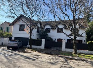 Casa · 461m² · 6 Dormitorios · 5 Cocheras · Casa en Calle Cortada, con Seguridad