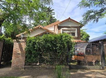 Casa · 230m² · 5 Ambientes · 2 Cocheras · Venta Casa con Jardín en Doble Lote de 651 M5, en Martín Rodríguez Al 3700, Carapachay