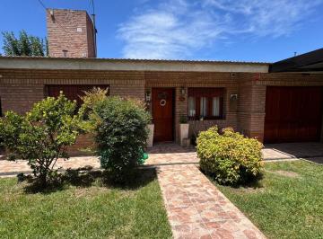 Casa · 137m² · 3 Dormitorios · 1 Cochera · Venta La Falda 3 Dorm. 2 Baños B. Residencial El Dominador Pileta