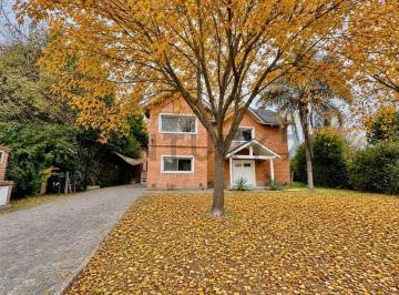 Casa · 215m² · 6 Ambientes · 2 Cocheras · Casa Alquiler 6 Ambientes - Barrio Los Jazmines - Pilar del Este