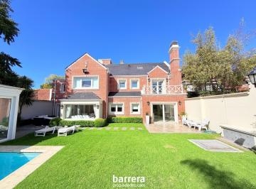 Casa · 430m² · 5 Ambientes · 4 Cocheras · Exclusivo Chalet 5 Amb en Barrio Los Troncos Sobre Amplio Lote de 750 m²