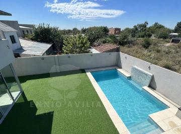 Casa · 402m² · 9 Ambientes · 2 Cocheras · Casa en Venta en Derqui