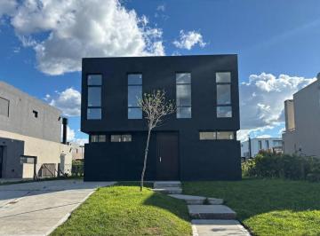 Casa · 191m² · 5 Ambientes · 4 Cocheras · Casa Chalet en Venta en Araucarias, Puertos, Escobar