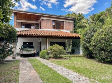 Casa · 215m² · 5 Ambientes · 3 Cocheras · Casa en Venta en Las Lomas de San Isidro