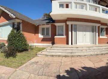 Casa · 303m² · 6 Ambientes · 4 Cocheras · Casa en Esquina de 4 Ambientes