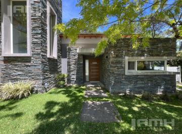Casa · 190m² · 5 Ambientes · 1 Cochera · Casa en Venta en Barrio Alamos Pinamar