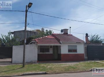 Casa · 67m² · 3 Ambientes · 4 Cocheras · Casa en Venta Tipo PH Al Frente en Banfield Oeste