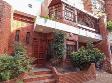 Casa · 205m² · 5 Ambientes · 1 Cochera · Impecable Casa 5 Ambientes en Caballito con Patio, Parrilla y Cochera. Caballito