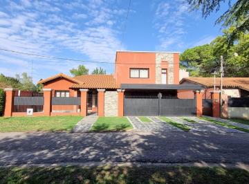 Casa · 250m² · 8 Ambientes · 2 Cocheras · Casa en Venta en Villa Elisa, 4 Dorm..
