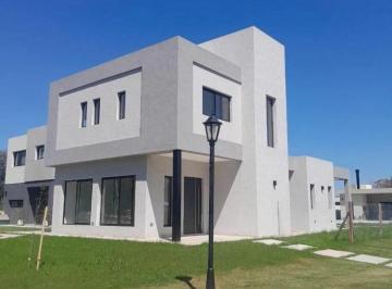 Casa · 194m² · 5 Ambientes · 2 Cocheras · Casa Chalet en Venta en Santa Elisa, Pilar del Este, Pilar