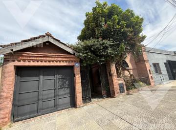 Casa · 140m² · 5 Ambientes · 2 Cocheras · Villa Ballester. Casa con Personalidad Propia y un Espacio Verde Único.