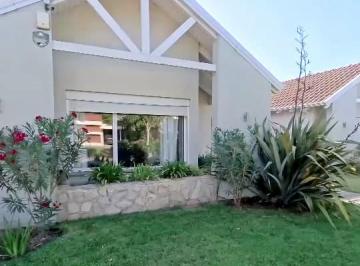 Casa de 4 ambientes, Bahía Blanca · Impecable Chalet - Bosque Alto