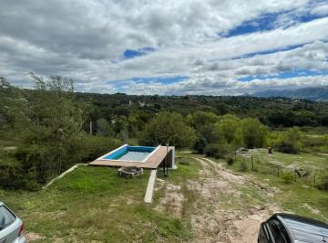 Casa · 92m² · 2 Dormitorios · 1 Cochera · Venta Casa 2 Dorm, Pileta y Terreno de 1500 m² en Villa Parque Siquiman