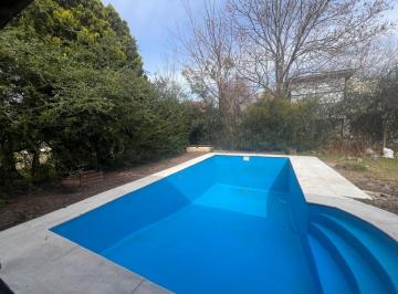 Casa · 230m² · 6 Ambientes · 5 Cocheras · Casa en Alquiler - Venta en Barrio Acacias Blancas, Escobar.
