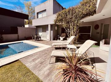 Casa · 180m² · 4 Ambientes · 2 Cocheras · Casa en Venta en City Bell