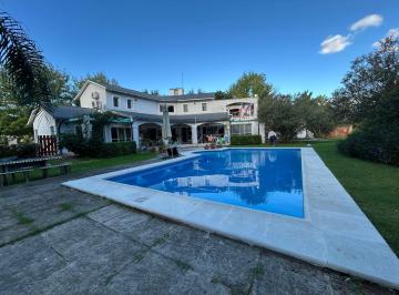 Casa · 227m² · 6 Ambientes · 1 Cochera · Casa en Oliveros