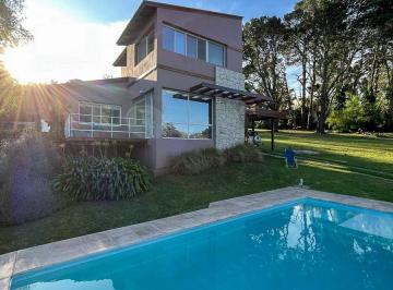 Casa · 180m² · 5 Ambientes · 2 Cocheras · Casa Moderna 4 Dorm. con Vista Abierta
