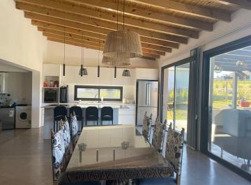 Casa · 210m² · 3 Ambientes · 4 Cocheras · Casa en Venta 3 Ambientes con Piscina y Parque B. San Benito