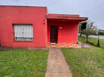 Casa · 140m² · 4 Ambientes · 3 Cocheras · Casa en Jáuregui Amplia y con Buena Ubicación