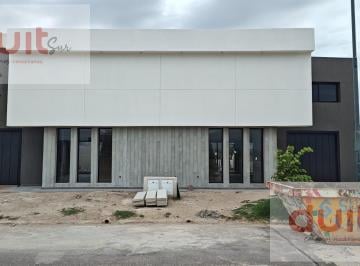 Casa · 150m² · 5 Ambientes · 2 Cocheras · Excelente Casa de Dos Plantas Ubicada en Lomas de Manantiales!