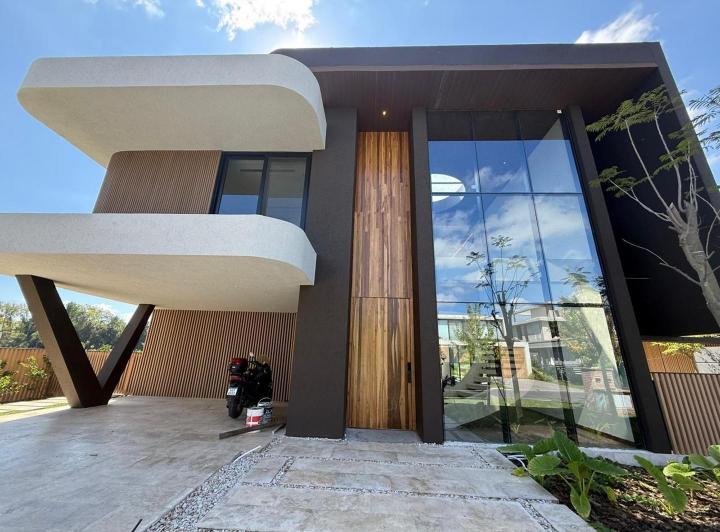 Casa · 550m² · 6 Ambientes · 4 Cocheras