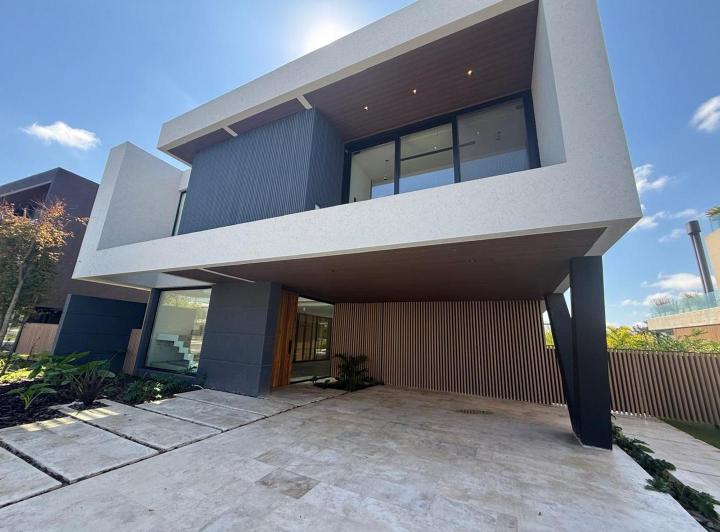 Casa · 550m² · 6 Ambientes · 4 Cocheras
