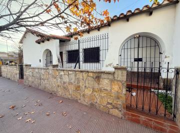 Casa · 590m² · 8 Ambientes · 4 Cocheras · Casa - Capital