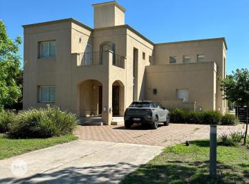 Casa · 196m² · 5 Ambientes · 2 Cocheras · Casa de 3 Dorm. en Barrio Cerrado - Puerto Roldan - Funes | Venta