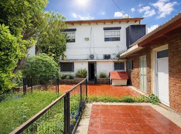 Casa · 240m² · 5 Ambientes · 2 Cocheras · Casa Al Frente con Jardín y Cochera